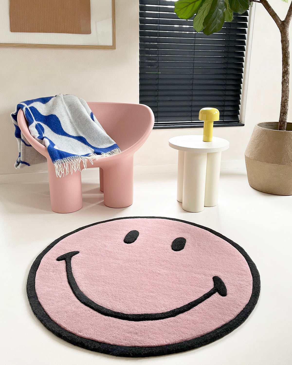 Maison Deux RugSmiley® Pink 3.2 ft diameter